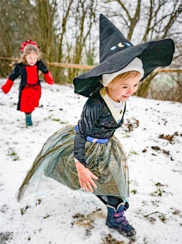 hexen-kleid-kostuem-set-fuer-kinder-mit-hexenhut-tattoos-halloween-kinder-kostuem-schwarz-groesse-140-146~7.jpg